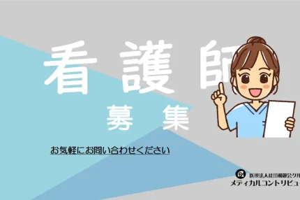 書類をもって人差し指を立てている女性　画像