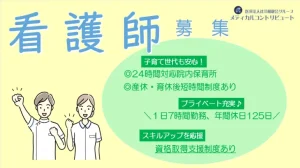 右手を挙げてガッツポーズをする二人の看護師