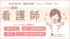 両手を挙げてほほ笑む女性