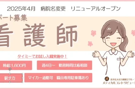 両手を挙げてほほ笑む女性