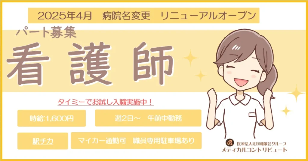 両手を挙げてほほ笑む女性