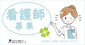 ファイルを手に持ち案内する女性