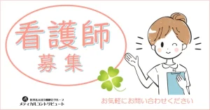 ファイルを手に持ち案内する女性