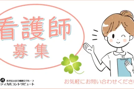ファイルを手に持ち案内する女性